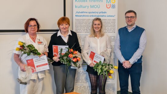 Vedení ústavu předalo ocenění zaměstnancům za mimořádný přínos pro MOÚ